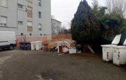 Via Palli: «Tra umidità, blatte e pioggia sul letto»
