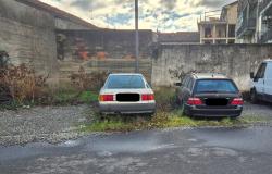 "Queste due auto sono parcheggiate da tempo immemore in via Micca"