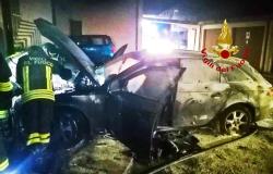Tronzano: in fiamme un'auto all'interno di un cortile
