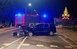 Trino: auto contro un palo alla rotonda della Sp31 bis