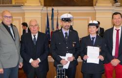 Vercelli: encomio a due agenti della Polizia municipale