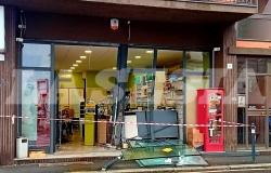 Sfondata la vetrina al bar Tabacchi di corso De Rege
