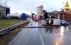 Novara: auto si ribalta in corso Vercelli