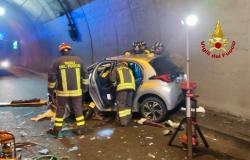 Scontro in galleria sulla Sp232, due persone incastrate nell'abitacolo