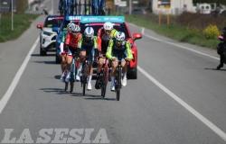 Milano-Torino, il passaggio a Vercelli:  cinque corridori in fuga 
