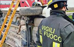 Borgo Vercelli: auto esce di strada e si capovolge, una persona in ospedale 