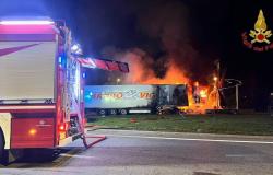 Vicolungo: camion abbatte il monumento della rotonda e si incendia