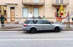 Gattinara: auto esce di strada e abbatte un palo della luce