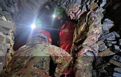 Esercito e Soccorso Alpino neutralizzano 5 bombe a mano in una grotta