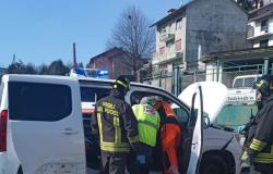 Incidente stradale a Valdilana, una persona estratta dall'abitacolo