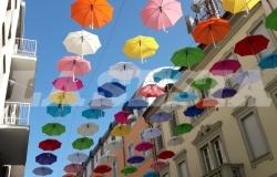 Vercelli: il cielo di via Dante si colora per i bambini autistici