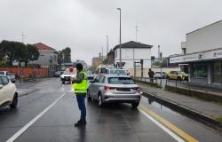 Scontro fra auto in via Trino