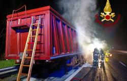 Camion in fiamme sulla A26
