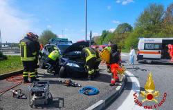 Scontro tra due auto a Carisio: una persona estratta dall'abitacolo 