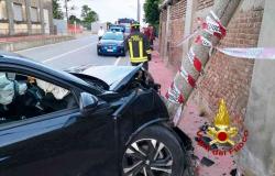Collobiano: auto contro un palo della luce, cinque feriti