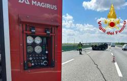 Borgo d'Ale: auto si ribalta e si incendia sulla A4
