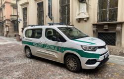 Danneggia l'auto di un turista tedesco: identificato il responsabile