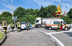 Carisio, scontro tra un mezzo pesante e un'auto