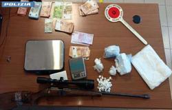 Sequestrati di 8 etti di cocaina, oltre 5mila euro e un fucile rubato