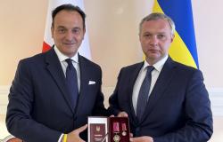 Il presidente Cirio riceve l'Ordine al Merito dall' ambasciatore ucraino