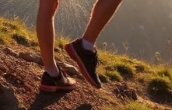 Uomo cammina nudo sui sentieri dei monti biellesi: leggenda o realtà?