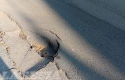 "In via Vallotti si è formato un profondo avvallamento sulla strada"