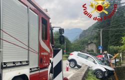 Vocca: auto esce di strada e sfonda un parapetto 