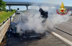 Santhià: auto in fiamme sulla A4