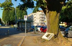 "Rifiuti abbandonati e strani personaggi che frequentano piazza Mazzini"
