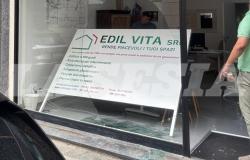 Spacca una vetrina con un pugno in via Fratelli Bandiera