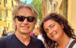 L’anello perso da Ligabue, “restituito” al rocker da una famiglia di Santhià tra peripezie  e concerti