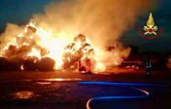 Intervento dei Vigili del fuoco per l'incendio di un deposito di rotoballe
