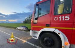 Trino: auto finisce in un canale, conducente incastrata nell'abitacolo 