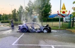 Auto in fiamme a Crescentino 