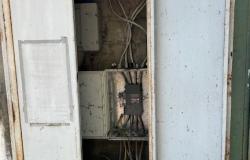 Corso Avogadro di Quaregna: "Cabine elettriche con le porte spalancate"