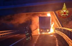 Camion in fiamme sulla A21 tra Casteggio e Voghera
