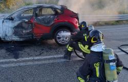 Auto in fiamme dopo lo scontro frontale 