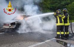 Auto in fiamme sulla Provinciale 65