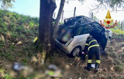 Pralungo: auto contro un albero, conducente incastrata nell'abitacolo 