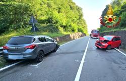Quarona: frontale fra due auto, quattro persone coinvolte