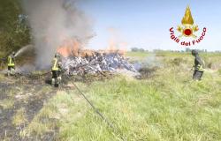 Santhià: in fiamme una catasta di legna