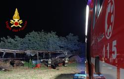 Capanno in balia delle fiamme