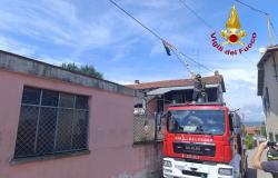 Lamiera appesa a un cavo telefonico