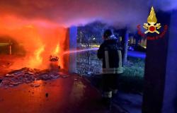Scooter va a fuoco: palazzo evacuato in via Arles
