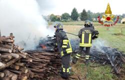 Moncrivello: in fiamme una catasta di legna