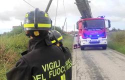 Palo pericolante a Crescentino rimosso dai vigili del fuoco 