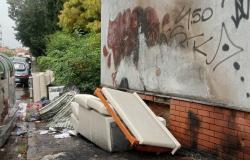 Immondizia fuori controllo tra via Monfalcone e via Sabotino