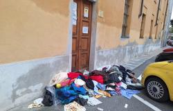 Un mucchio di vestiti, per chi ha bisogno, da buttare via
