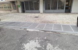 Via Sant'Anna: "Davanti alle lastre sta già cedendo l'asfalto"