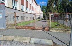 Cancelli arrugginiti e muri scrostati, la scuola ricomincia tra l’incuria